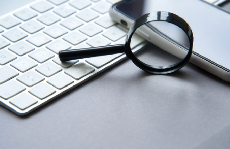 Computer e lente di ingrandimento