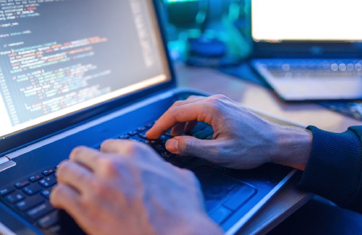 Mani che battono al computer