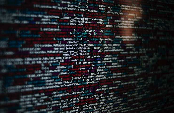 Schermata dati di un pc sotto cyber attacco da parte di un hacker