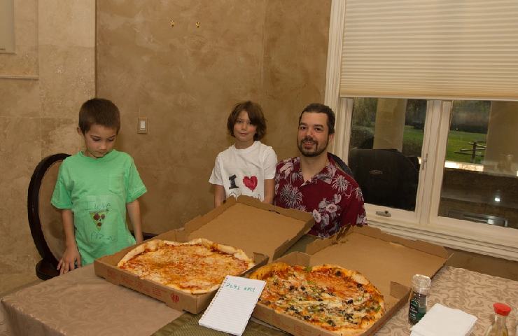 Laszlo Hanyecz con i suoi figli e le pizze pagate con bitcoin nel 2018