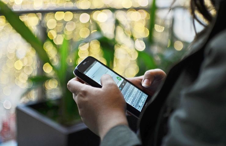 Ragazza utilizza smartphone