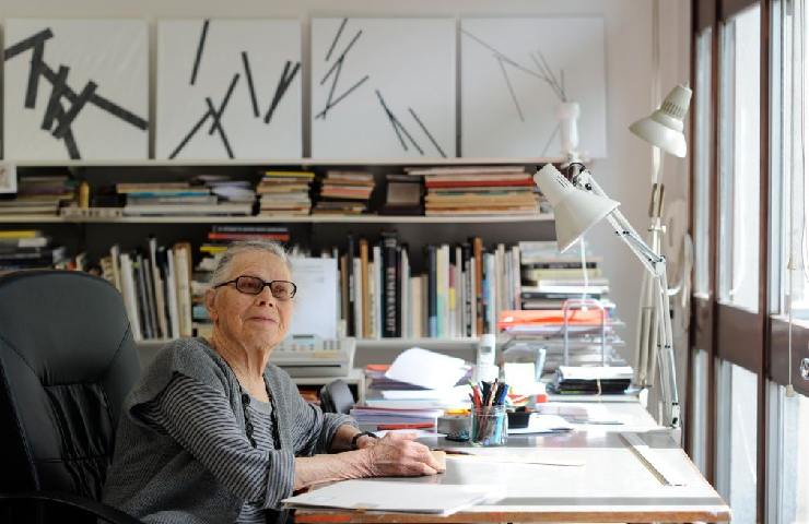 Vera Molnár nel suo studio a Parigi