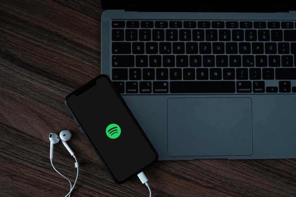 Un cellulare con sopra il logo di Spotify