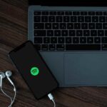 Un cellulare con sopra il logo di Spotify