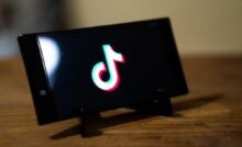 Il logo di TikTok sullo schermo di uno smartphone