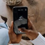 Il Logo di TikTok sullo schermo di uno smartphone