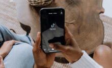 Il Logo di TikTok sullo schermo di uno smartphone