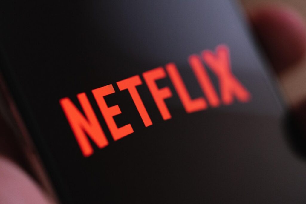 Il logo di Netflix sullo schermo di uno smartphone