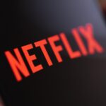 Il logo di Netflix sullo schermo di uno smartphone