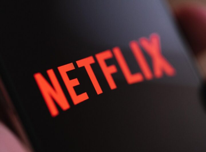 Il logo di Netflix sullo schermo di uno smartphone