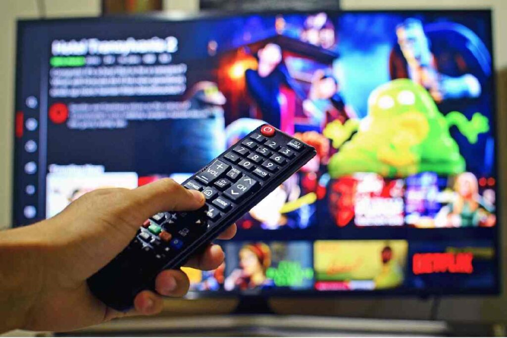 Una persona intenta a guardare la televisione