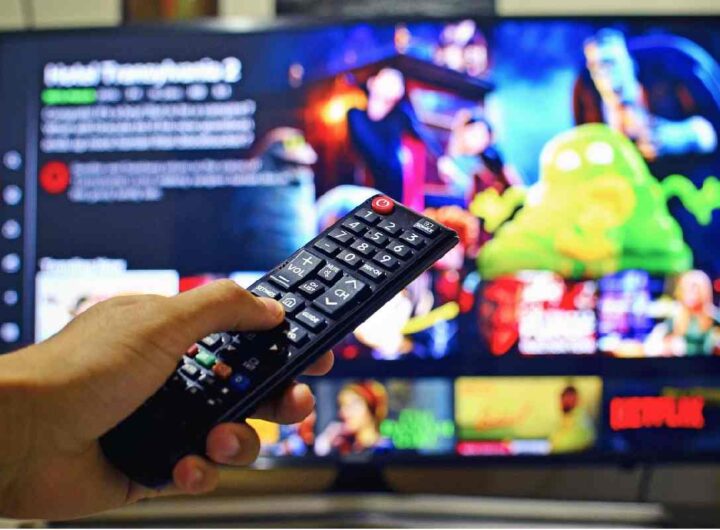 Una persona intenta a guardare la televisione