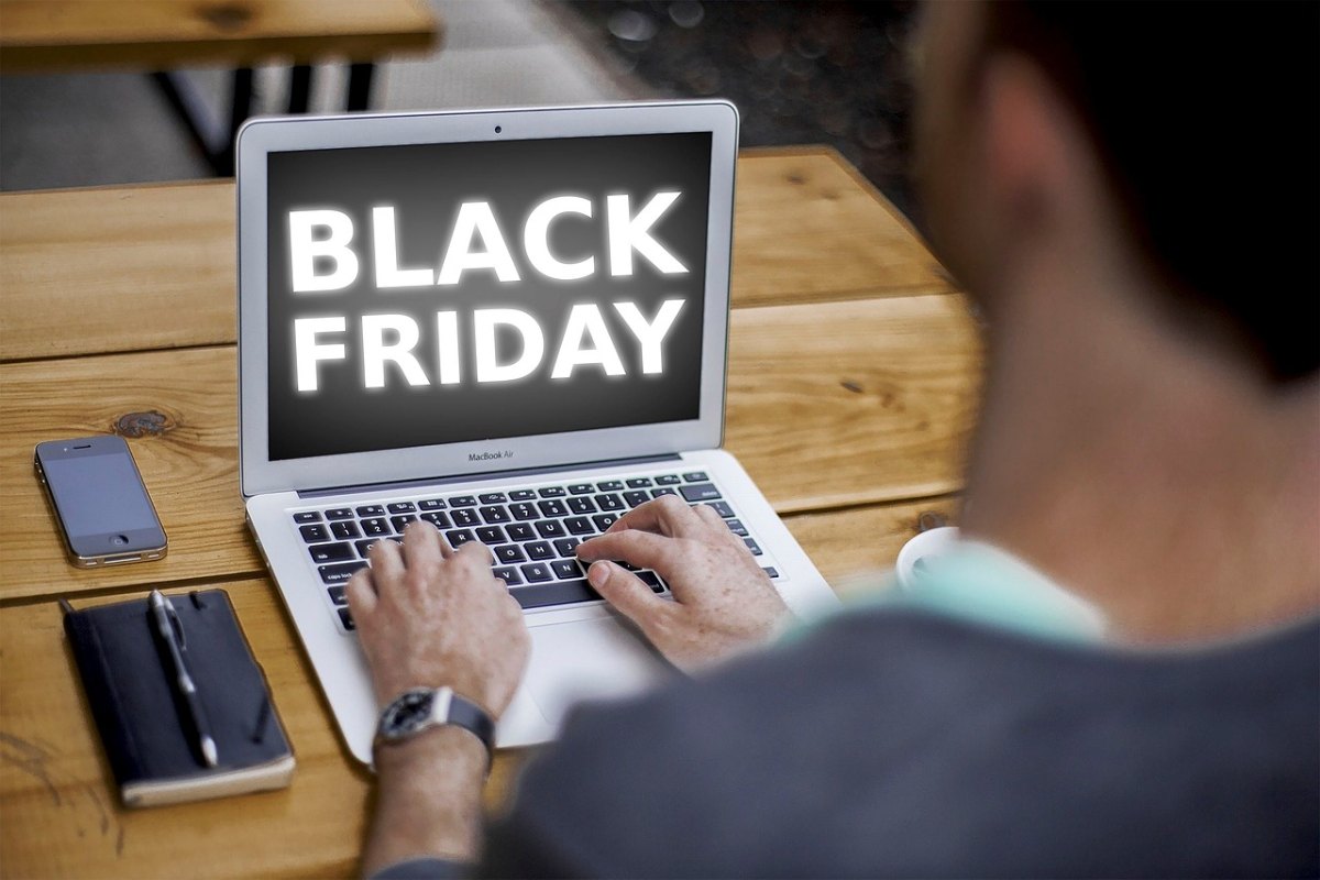 La scritta Black Friday sullo schermo di un computer