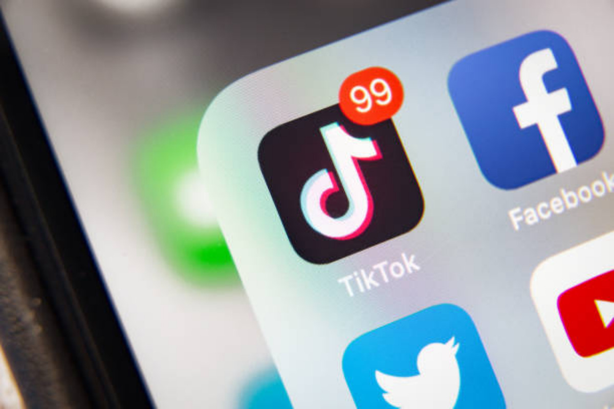 TikTok lancia una funzionalità contro i contenuti generati con IA