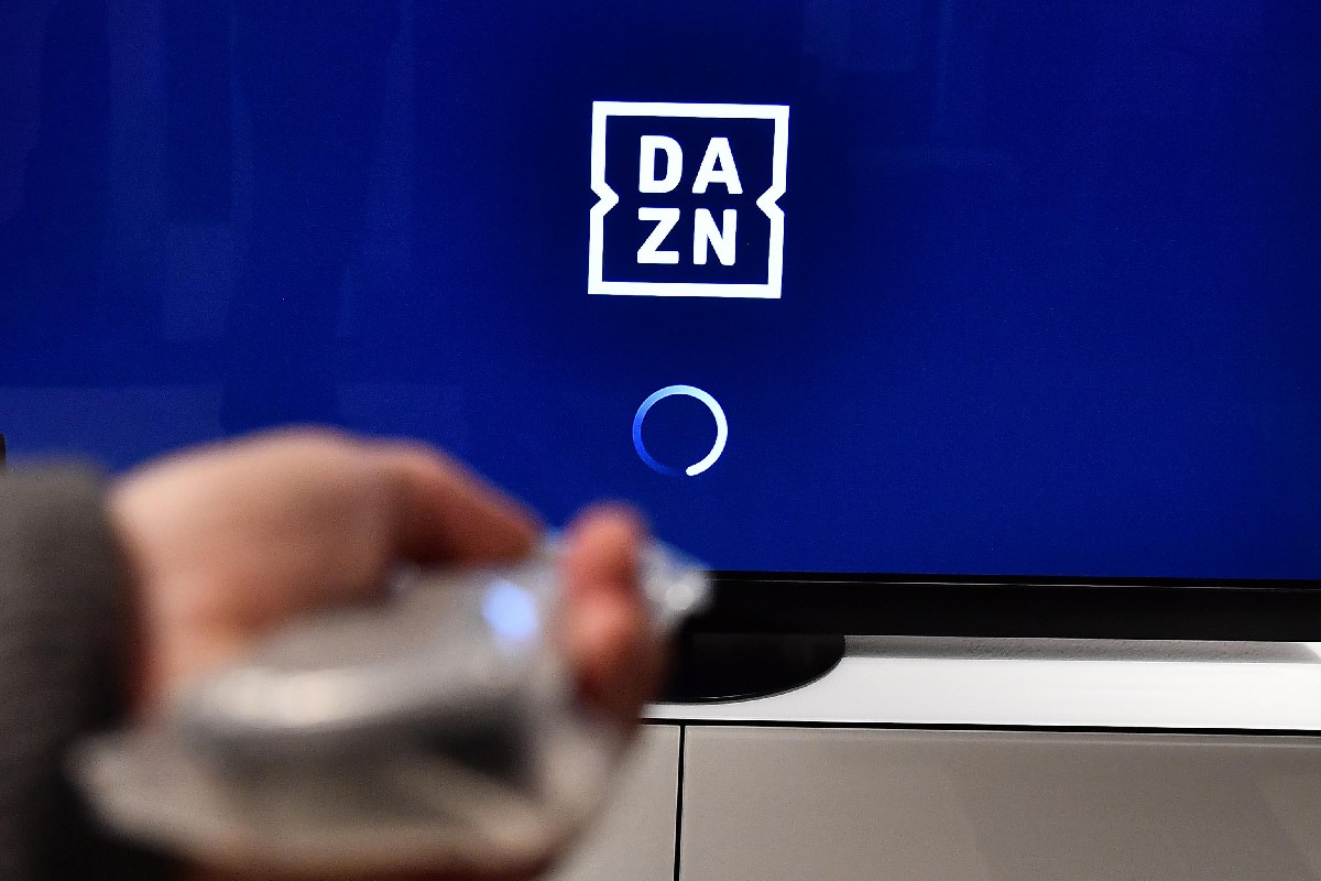 Un televisore attende il segnale di Dazn