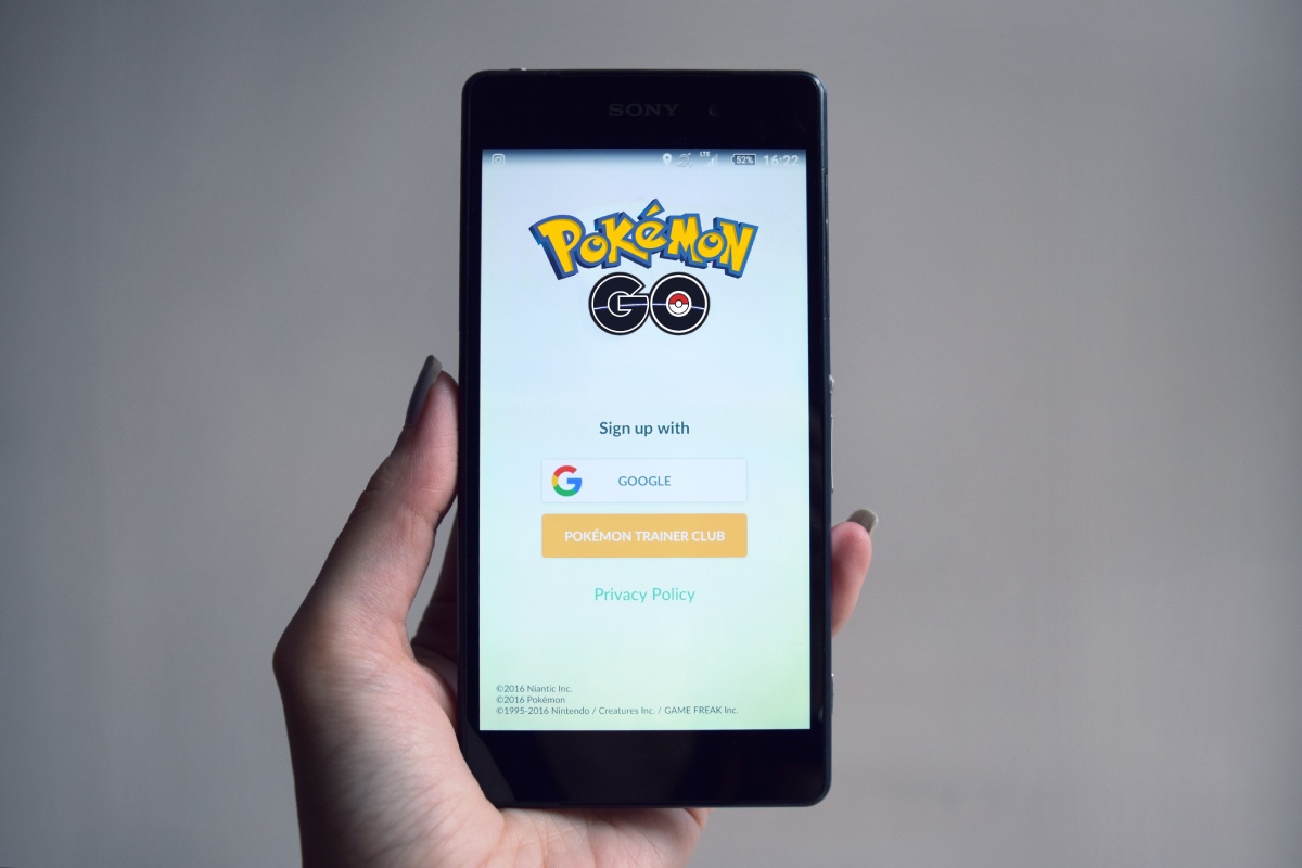 L'app Pokémon GO sullo schermo di uno smartphone